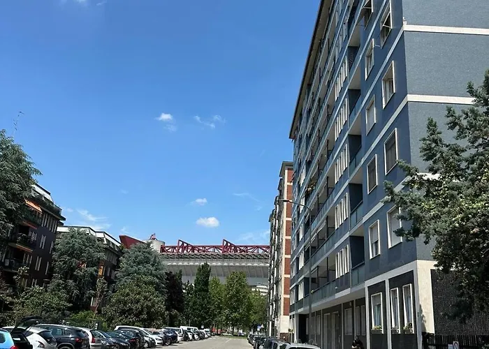Difronte A San Siro * ميلان